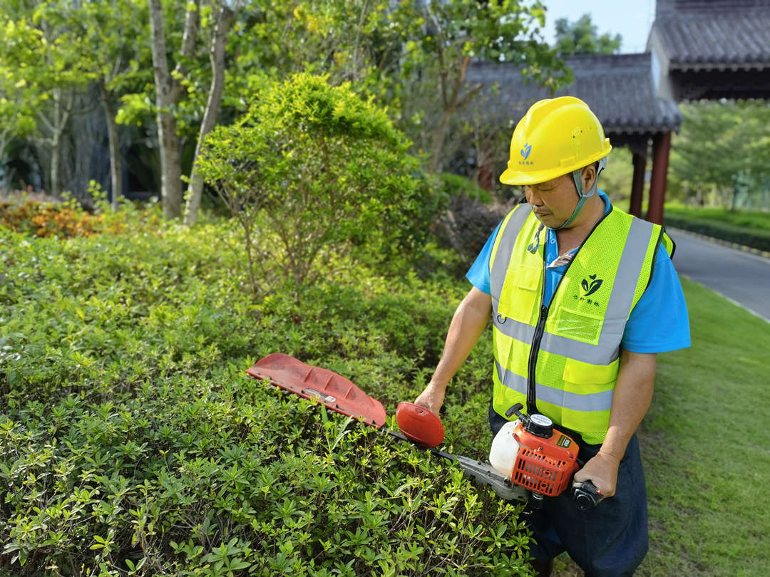 園林綠化工程公司工人做養護